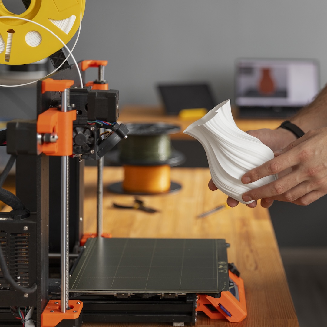 designer-using-3d-printe focusr© Image de freepik